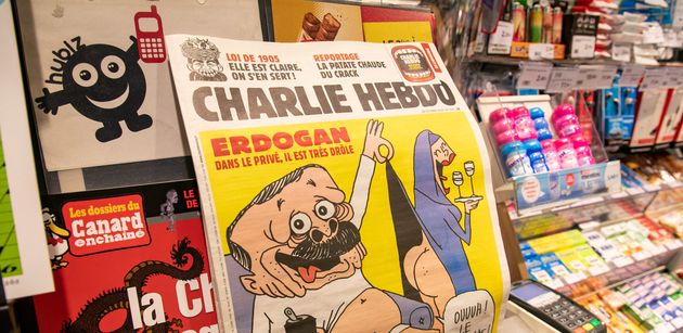 Charlie Hebdo mette il Sultano in mutande