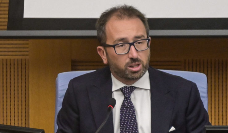 Imagoeconomica 1 bonafede M5S contro i Boss