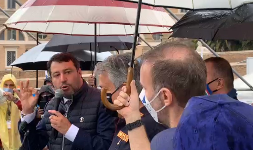 SALVINI SENZA MASCHERINA ORDINANZA LAZIO Pza del Popolo