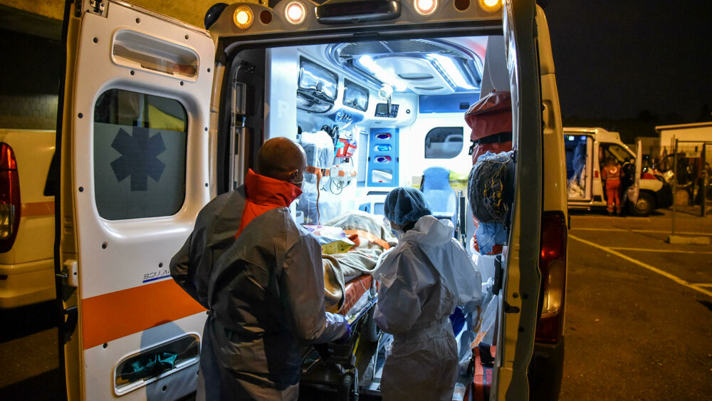 ambulanze in coda foggia coronavirus ansa 2