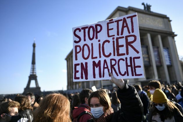 legge che vieta di filmare la polizia parigi