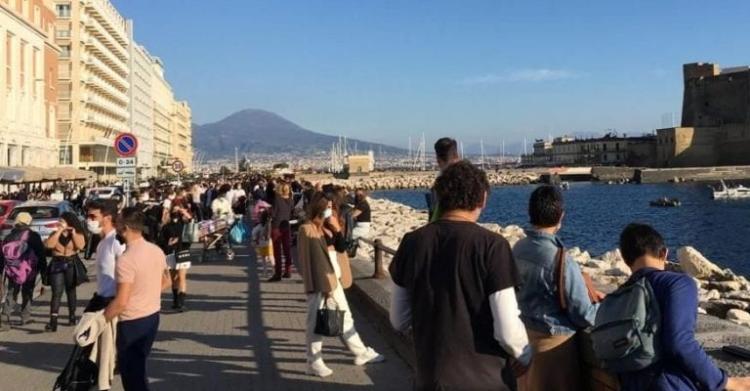 lungomare napoli assembramenti 