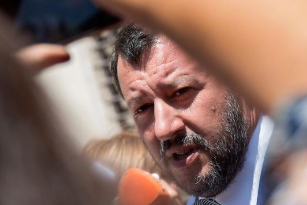 matteo salvini tra la folla