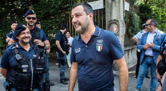 salvini polizia dietro